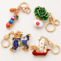 Porte-clés porte-bonheur en métal d'inspiration chinoise avec accents de pierres précieuses décoratives, modèles variés de pochettes, de gourdes et de figurines