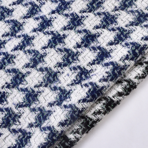 Tissu tissé texturé en tweed de soie brillante et en tissu sergé pied-de-poule bleu marine et blanc, idéal pour les manteaux d'automne - Product Image 2