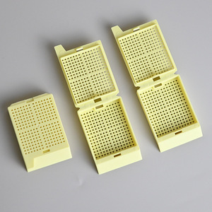 Casete de Inmersión de Tejidos de Plástico Desechable con Diseño de Rejilla para Uso en Patología - Product Image 2