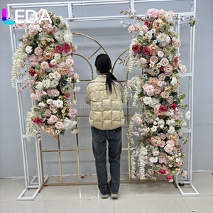 Arco de Boda de Rosas de Seda Artificial LEDA, Diseño Asimétrico, Tamaño Personalizable, Arreglo Floral Blanco y Morado para Boda - Product Image 6