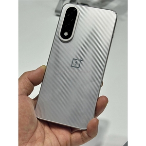 OnePlus Ace 5 Ultra หน้าจอ 6.83 นิ้ว 144Hz AMOLED ชิปประมวลผล Dimensity 9400+ Octa Core กล้อง 50MP แบตเตอรี่ 6700mAh รองรับการชาร์จเร็ว 5G CDMA สมาร์ทโฟนสำหรับเล่นเกม - Product Image 4