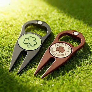 Strumento per Riparazione Divot da Golf in Metallo Smaltato Colorato, Riparatore di Green con Marcatore Magnetico, Accessorio Golf Personalizzato - Product Image 3