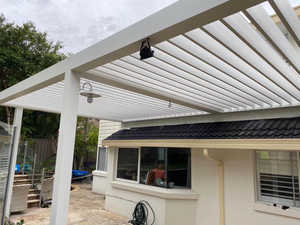 Pérgola Bioclimática Premium Personalizable <span class=keywords><strong>con</strong></span> Techo de Láminas de <span class=keywords><strong>Aluminio</strong></span> Motorizadas <span class=keywords><strong>y</strong></span> Sistema LED para Jardín o Terraza - Product Image 1