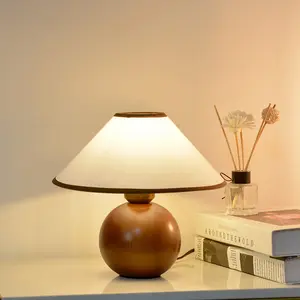 新しいデザインシンプルなクリエイティブデスクランプソリッド木製ベース電球フローティングテーブルランプ