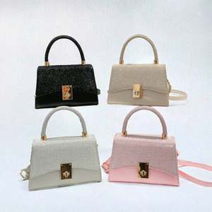 Bolso bandolera de lujo para mujer, estilo mensajero, con correa de hombro de cadena metálica y detalles en metal, modelo Candy, en PU. - Product Image 3