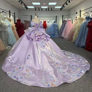 ชุดราตรีงาน Quinceanera แบบมีชายกระโปรงยาว ทรงบอลกาวน์ สีม่วงไลแลคเงางาม รุ่น 6972 ประดับลูกไม้ แต่งดอกไม้ ปักคริสตัล คอรูปหัวใจ พร้อมเชือกผูกด้านหลัง - Product Image 3