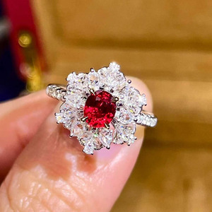 Bague Halo Florale en Rubis Non Chauffé en Or Blanc 18K avec 36 Diamants d'Accent Totalisant 0,671ct, Bijou Fantaisie pour Femme à Tige Torsadée - Product Image 4