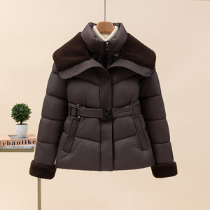 Chaqueta Acolchada para Mujer con Ribete de Piel Sintética - Abrigo de Invierno con Cinturón y Cuello Ancho a la Moda - Product Image 6