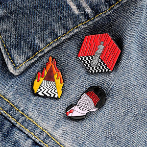 卸売おかしいツインピークシネマティックフィルム彫刻美的エナメルブローチピンデビッドオイルドリッピングカウボーイバッジ - Product Image 6