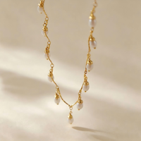 Collier ras du cou en cuivre plaqué or 18 carats fait main avec perles pendantes, délicat collier ras du cou en perles d'eau douce en forme de goutte pour femme