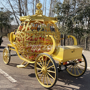 Chariot électrique en forme de citrouille dorée avec intérieur rouge pour transport de mariage en extérieur - Product Image 5