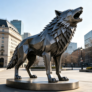 Escultura de Lobo Geométrica Facetada de Acero Inoxidable, Gran Adorno Metálico de Lobo a Guincho, un Monumento para Plazas Urbanas - Product Image 1