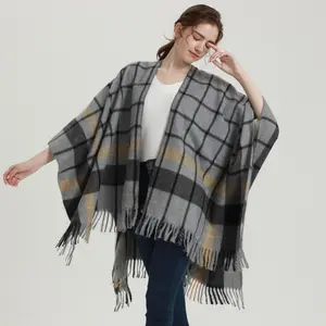 The new double-sided shawl can be worn in artificial cashmere with a slit