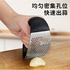 Presse-ail en acier inoxydable en forme d'anneau, outil de cuisine manuel pour hacher l'ail, outil durable pour herbes et épices - Product Image 4