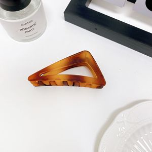 Pinza de Pelo Triangular Sencilla de Inspiración Coreana, Diseño de Garra de Tiburón, Plástico PC Esmerilado, Moda Diaria para Mujer, para Sujetar el Cabello Despeinado - Product Image 5