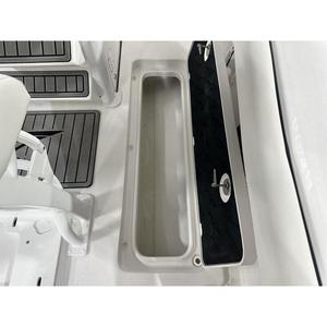 Barco con Motor y Casco de Fibra de Vidrio Tidewater 256 LXF 2025 con Consola Central - Product Image 3