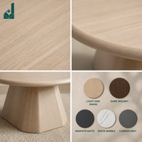 Ensemble de tables basses gigognes en bois clair style Mid-Century Modern, avec piétement sculptural, pour bureau ou réception