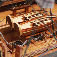 T012A - Grand modèle de navire à voile USS Constitution en cèdre, détails peints, fabriqué au Vietnam, présentoir de table en bois