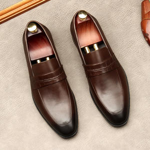 Mocasines de cuero de grano completo estilo británico para hombre, cómodos, transpirables, tejidos, versátiles, de cuero genuino, hechos a mano. - Product Image 6