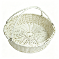 Witte kunststof rieten fruitmand met handvatten, herbruikbare opbergmand voor keuken, huis, eettafel, voedselservering en organisatie.
