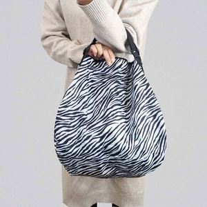 Sac de courses pliable en nylon écologique Ripstop, personnalisé avec logo, pour l'emballage et le transport, réutilisable et recyclable, design de mode sur mesure - Product Image 3