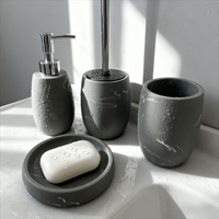 Ensemble d'accessoires de salle de bain en résine effet marbre gris avec distributeur de savon, porte-brosse WC, gobelet et porte-savon – Vente directe usine
