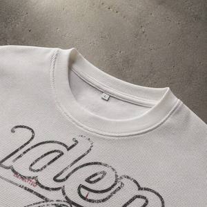 Camiseta térmica de manga larga para hombre, de punto gofrado, corte holgado, con estampado gráfico de sellos de pasaporte, estilo urbano y streetwear. - Product Image 3
