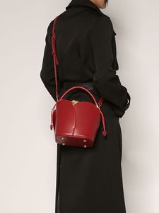 Bolso de mano cilíndrico de poliéster con perlas, diseño de pétalos rojos, para mujer, estilo animal, para boda, para novias - Product Image 4