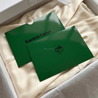 Ensemble de pochettes pour cartes et cartes d'information en carton blanc personnalisé avec logo en feuille d'or noir pour l'emballage de marques de vêtements