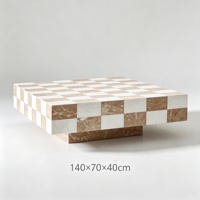 Table basse en marbre jaune travertin Newstra personnalisée avec un design géométrique moderne, adaptée au salon