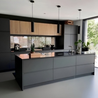 Armoire en bois gris bicolore personnalisée Vermonhouzz avec poignée dissimulée, style béton, armoire îlot surdimensionnée