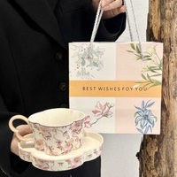 Tasse et soucoupe en céramique rose à motif floral avec nœud, coffret cadeau, texte et impression florale disponibles, stock en gros pour la décoration de table à la maison, cadeaux pour café et festivals