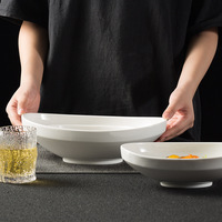 Assiette de service ovale minimaliste en céramique, design émaillé blanc mat pour salades, plats principaux et présentation en restaurant