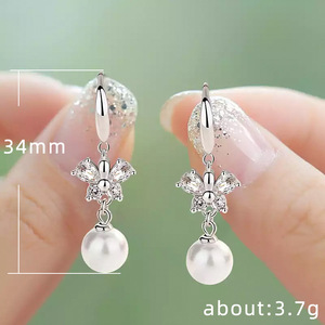ต่างหูแฟชั่นรูปผีเสื้อ ดีไซน์เรียบหรู ทันสมัย เหมาะสำหรับผู้หญิง - Product Image 3