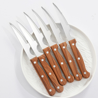 Ensemble de 6 couteaux à steak en acier inoxydable pleine soie avec manches en plastique rose, lames de 4,5 pouces, finition satinée, poignée durable et réglable
