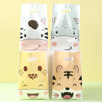 Sacs cadeaux en PEHD à imprimé animal mignon avec poignées découpées, sacs fourre-tout réutilisables à motif de dessin animé pour fêtes d'anniversaire d'enfants, baby showers et bonbons