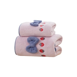Ensemble de serviettes et draps de bain en polaire corail, 35x75cm et 70x140cm, absorbants, épaissis, brodés de fraises, pour usage domestique - Product Image 5