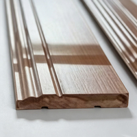 Plinthes en pin radiata pré-peintes en gros, idéales pour la décoration d'hôtels et de maisons, avec plusieurs options de couleurs disponibles