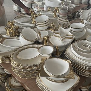 2026 Vente en Gros Vaisselle en <span class=keywords><strong>Porcelaine</strong></span> Céramique Assiettes Dorées Divers Motifs Emballage Tailles Mixtes Bols et Plats Destockage par Tonnes - Product Image 1