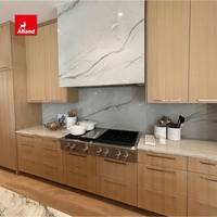 Armoire de cuisine Alland moderne en placage de chêne blanc avec crédence en marbre artistique, poignées argentées, rangement du sol au plafond