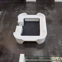 Comptoir de sécurité moderne sur mesure en pierre de surface solide blanche pour hall d'immeuble de bureaux, hôtel, hôpital, avec logo OEM et éclairage LED