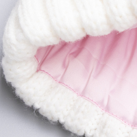 Bonnet d'extérieur blanc côtelé pour femmes, étiquette en cuir, doublé de satin, bonnet à pompon en fausse fourrure personnalisé