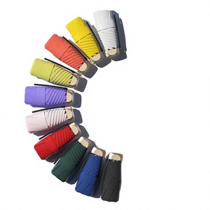 Parapluie de voyage pliable en cinq sections, revêtement noir, protection solaire et pluie, couleur claire, vente en gros - Product Image 4