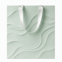 Sacs cadeaux personnalisés robustes et écologiques avec finition texturée 3D couleur menthe, logo gaufré à l'or et poignées en ruban pour emballage cadeau