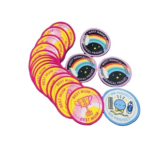 Etiqueta de parche bordado de tela a medida para coser prendas deportivas logotipo personalizado impreso insignias de tela tejida para ropa - Product Image 1