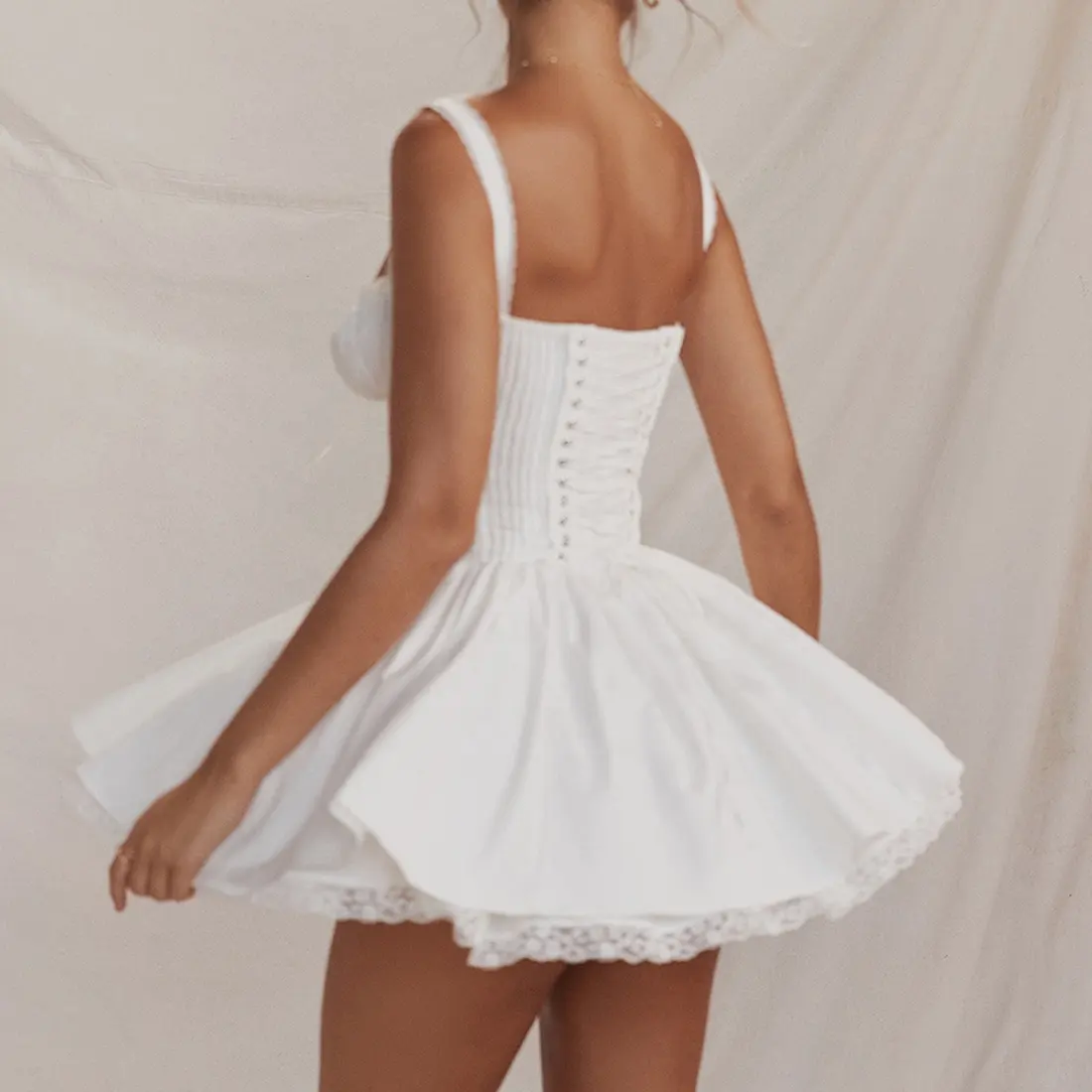 مشد أبيض كلاسيكي فستان صغير الخالدة حزب نظرة أنيقة أنيقة المشاهير مستوحاة مخصص OEM فساتين عارضة