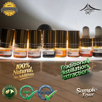 Échantillon S074 d'huile d'agarwood pure pour un ensemble de 8 types d'échantillons complets simplifiés, naturelle et sans additifs, distillée traditionnellement