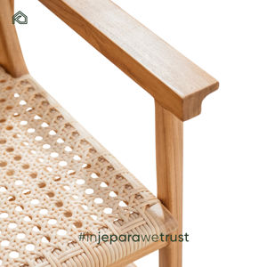 Chaise Ruri, une chaise minimaliste en teck conçue pour la durabilité, le confort et une élégance sans effort dans tous les espaces de repas ou de séjour. - Product Image 4