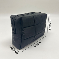 Pochette de maquillage minimaliste noire en pongé matelassé avec fermeture éclair, personnalisable avec logo, pour cadeaux promotionnels, événements GWP, et organisateur de voyage