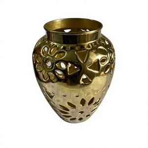 Vase de table bohème en laiton, fait main, pot de fleurs décoratif en métal avec découpes florales, finition dorée, pièce d'accentuation pour la maison - Product Image 1
